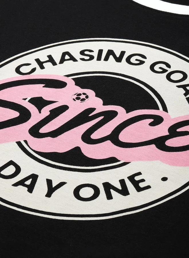 ديلينجر تيشيرت نسائي قصير الأكمام بطبعة مربعة